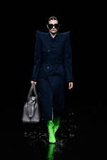 バレンシアガ 20年ウィンターコレクション - 漆黒の世界で、ドレスコードの意味を見つめなおす｜写真69