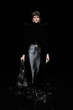 バレンシアガ 20年ウィンターコレクション - 漆黒の世界で、ドレスコードの意味を見つめなおす｜写真75