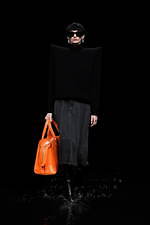 バレンシアガ 20年ウィンターコレクション - 漆黒の世界で、ドレスコードの意味を見つめなおす｜写真77