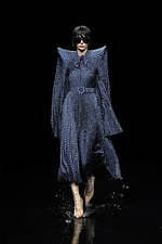 バレンシアガ 20年ウィンターコレクション - 漆黒の世界で、ドレスコードの意味を見つめなおす｜写真81