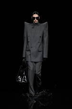 バレンシアガ 20年ウィンターコレクション - 漆黒の世界で、ドレスコードの意味を見つめなおす｜写真87