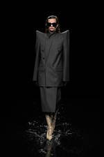 バレンシアガ 20年ウィンターコレクション - 漆黒の世界で、ドレスコードの意味を見つめなおす｜写真89