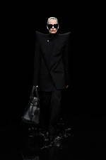 バレンシアガ 20年ウィンターコレクション - 漆黒の世界で、ドレスコードの意味を見つめなおす｜写真91