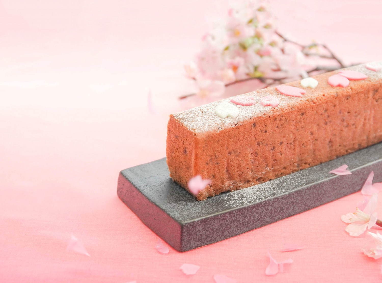 鎌倉紅谷の春限定スイーツ、桜×チェリーのパウンドケーキや桜もち＆ほうじ茶香るパフェ｜写真1
