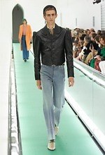 メンズの春夏ジーンズコーデ特集 - おしゃれに着こなす人気ブランドのデニムパンツ｜写真14