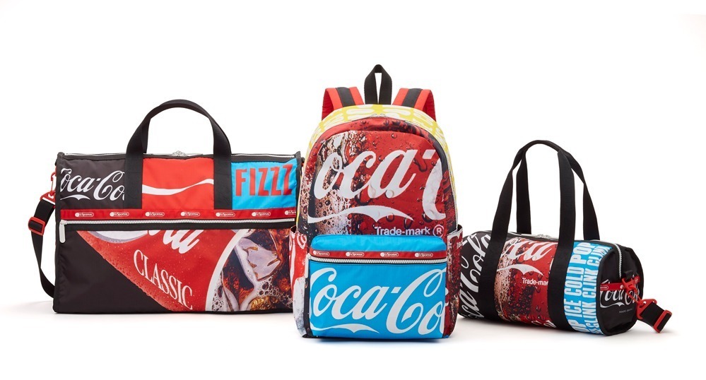 レスポートサック「コカ・コーラ」コラボバッグ、ロゴを配したバックパックやカップ型ポーチ - ファッションプレス