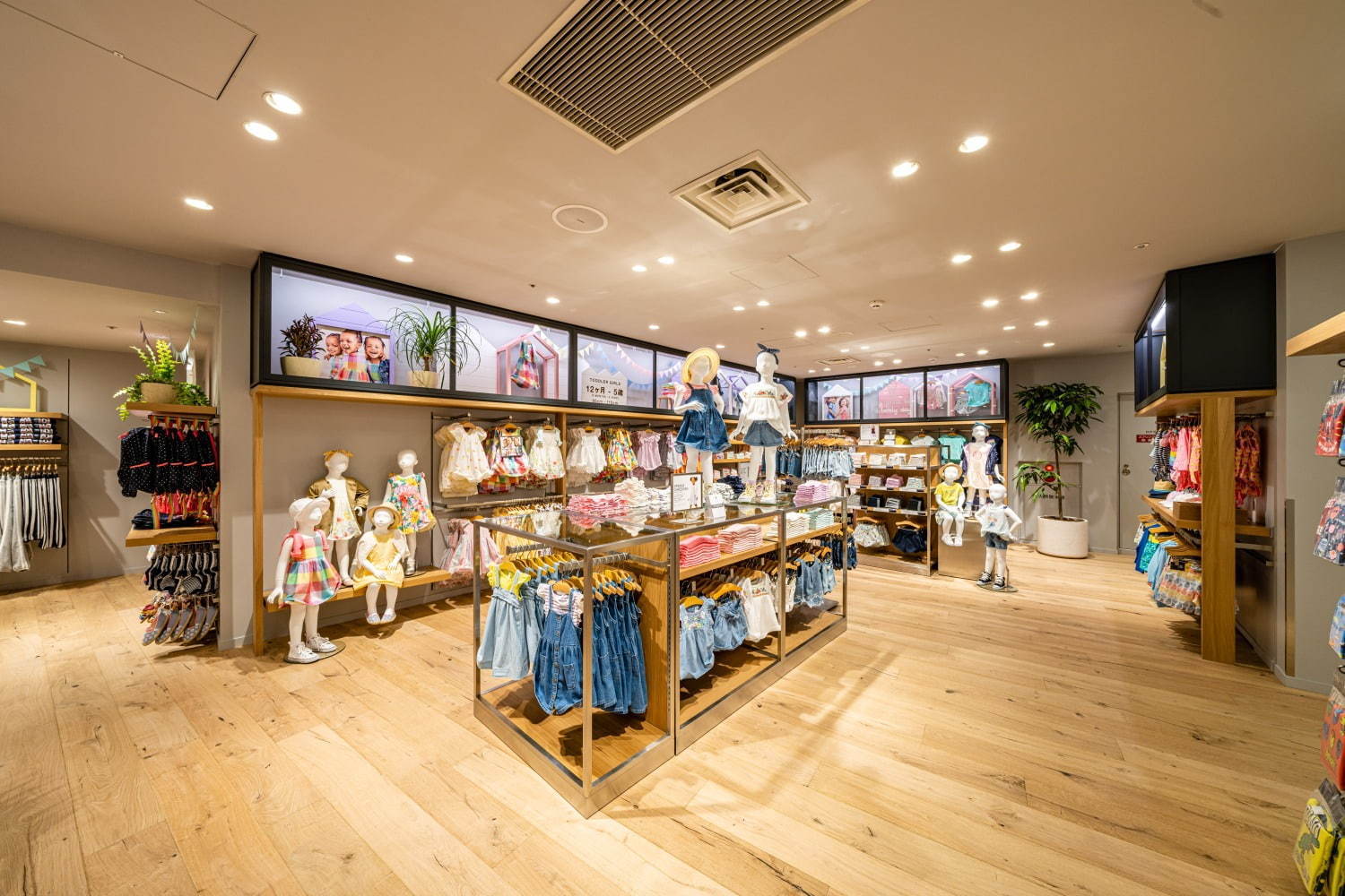 GAP新宿フラッグス店がリニューアル、世界初のカフェやカスタマイズコーナーを併設｜写真14