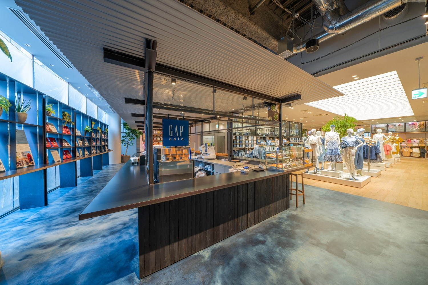 GAP新宿フラッグス店がリニューアル、世界初のカフェやカスタマイズコーナーを併設 | 写真