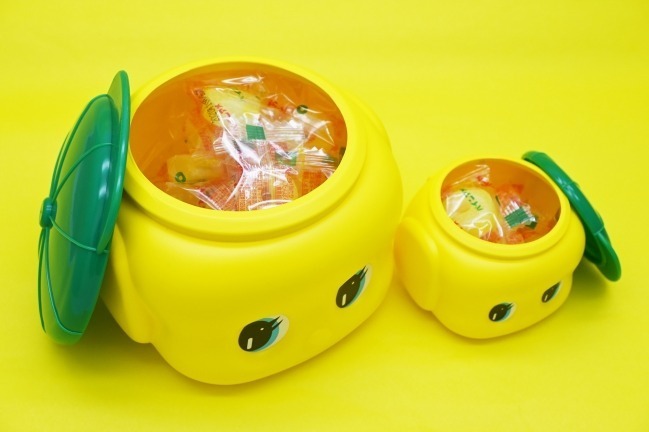 左から) フエキ×パインアメ 24粒入り 900円＋税、8粒入り 450円＋税
