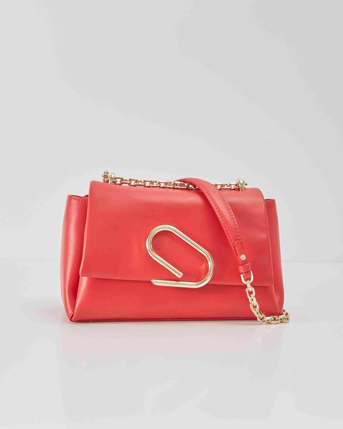 3.1 フィリップ リム、“ペーパークリップ”着想のクロージャ―付き赤バッグ