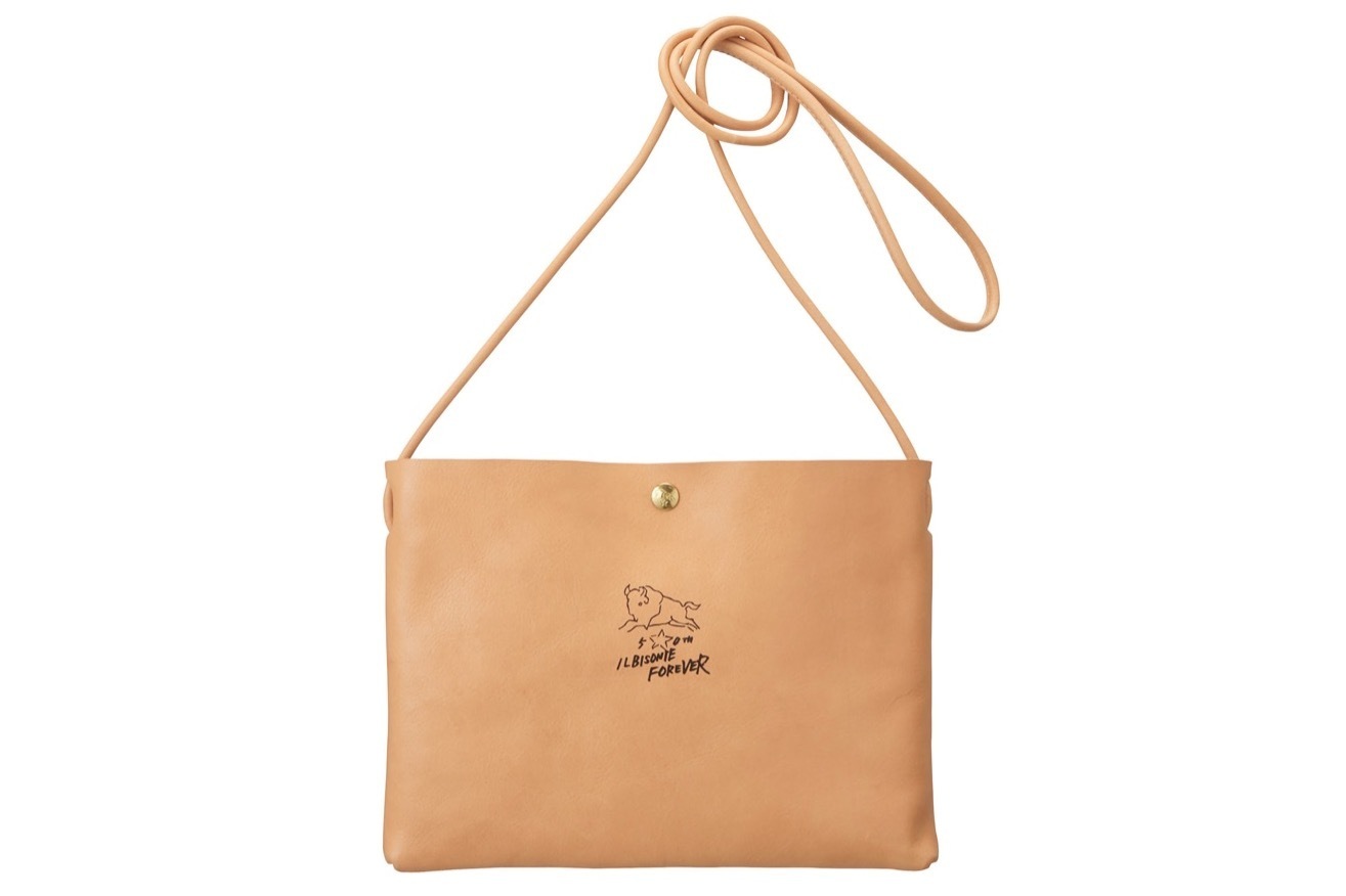 イル ビゾンテの日本限定サコッシュ＆ウォレット、デザイナーの手書きサインをプリント