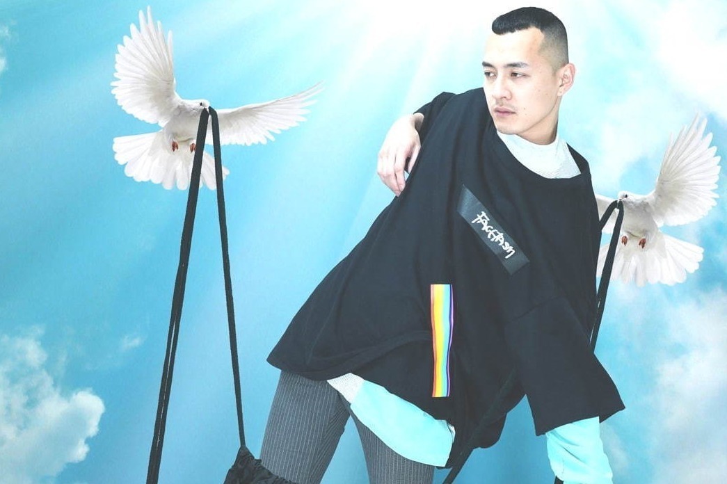 ファセッタズム×ドッグスのビッグTシャツ＆ナップザック、レインボーカラーのガムテープモチーフ