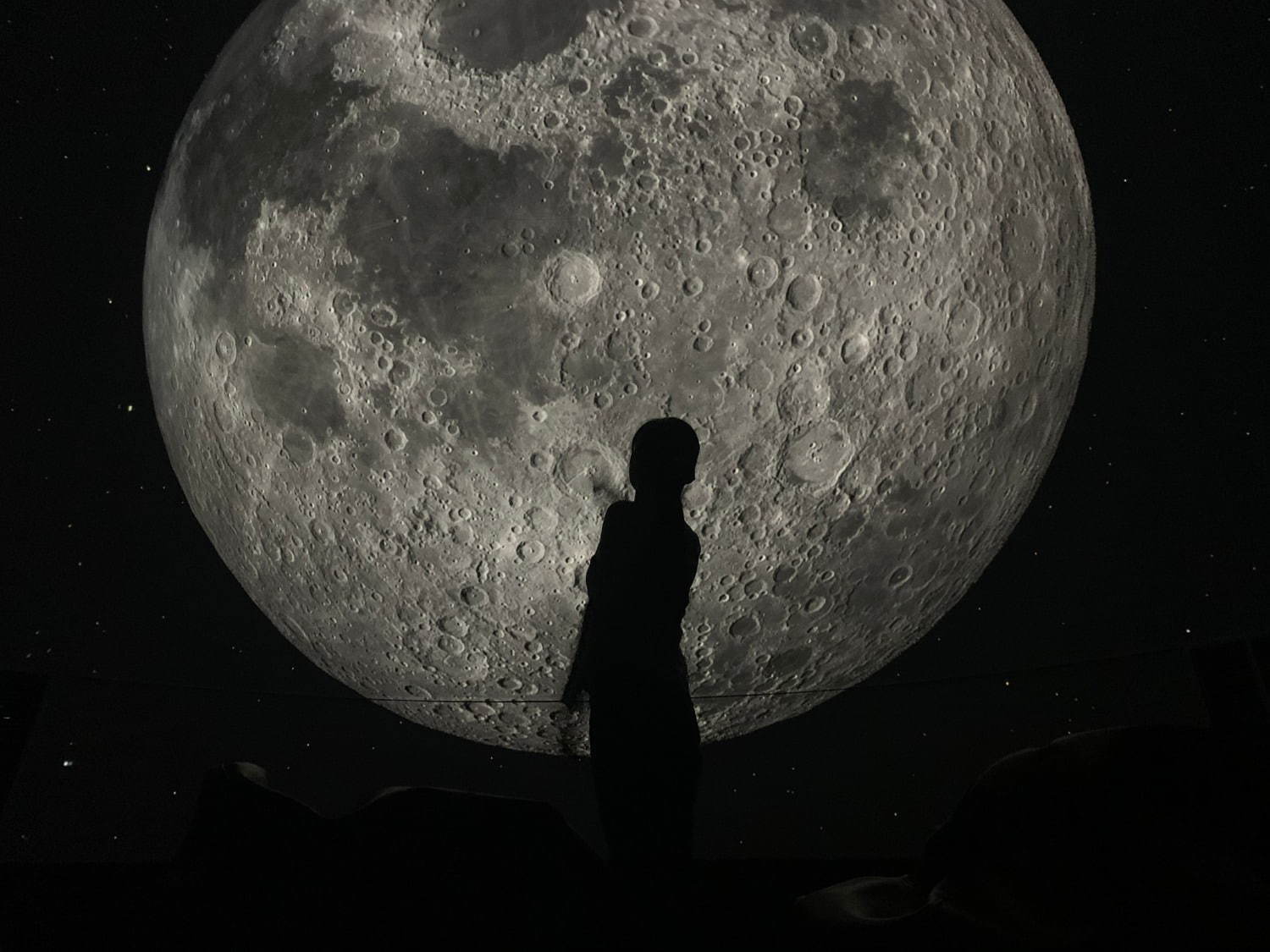 有楽町「プラネタリア TOKYO」お酒を片手に月面の旅、新作の“バー感覚”プラネタリウム｜写真4