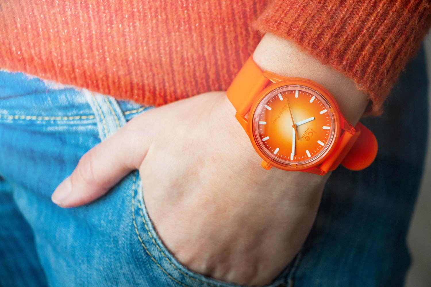 アイスウォッチ初のソーラー腕時計 ビビッド グラデカラーの限定モデルも 室内灯でも充電可 ファッションプレス