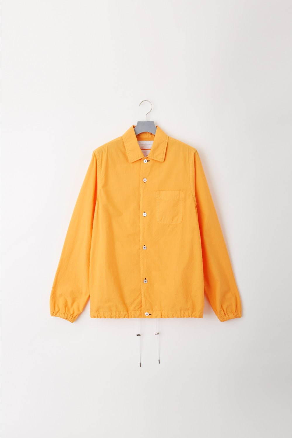 フミト ガンリュウのシャツ風コーチジャケット＆シルク混パンツ、10色展開のカラフルなセットアップ｜写真17