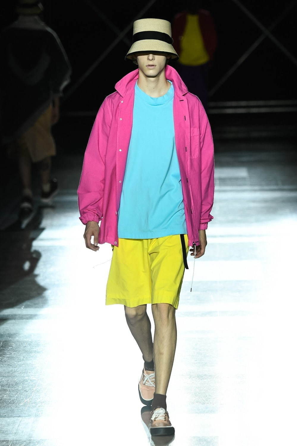 フミト ガンリュウのシャツ風コーチジャケット＆シルク混パンツ、10色展開のカラフルなセットアップ｜写真45