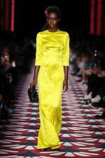 ミュウミュウ 2020年秋冬コレクション、心ときめくチャーミングな装い｜写真3