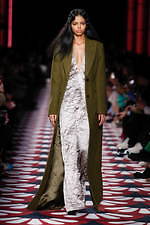 ミュウミュウ 2020年秋冬コレクション、心ときめくチャーミングな装い｜写真4