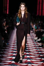 ミュウミュウ 2020年秋冬コレクション、心ときめくチャーミングな装い｜写真6