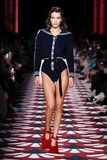 ミュウミュウ 2020年秋冬コレクション、心ときめくチャーミングな装い｜写真13