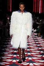 ミュウミュウ 2020年秋冬コレクション、心ときめくチャーミングな装い｜写真14