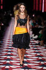 ミュウミュウ 2020年秋冬コレクション、心ときめくチャーミングな装い｜写真19