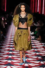 ミュウミュウ 2020年秋冬コレクション、心ときめくチャーミングな装い｜写真20