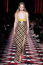 ミュウミュウ 2020年秋冬コレクション、心ときめくチャーミングな装い｜写真23