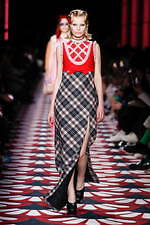 ミュウミュウ 2020年秋冬コレクション、心ときめくチャーミングな装い｜写真25