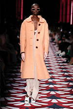 ミュウミュウ 2020年秋冬コレクション、心ときめくチャーミングな装い｜写真27