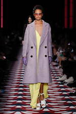 ミュウミュウ 2020年秋冬コレクション、心ときめくチャーミングな装い｜写真29