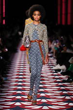 ミュウミュウ 2020年秋冬コレクション、心ときめくチャーミングな装い｜写真31