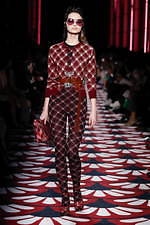 ミュウミュウ 2020年秋冬コレクション、心ときめくチャーミングな装い｜写真33