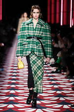 ミュウミュウ 2020年秋冬コレクション、心ときめくチャーミングな装い｜写真36