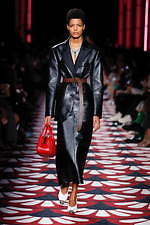 ミュウミュウ 2020年秋冬コレクション、心ときめくチャーミングな装い｜写真39