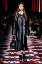 ミュウミュウ 2020年秋冬コレクション、心ときめくチャーミングな装い｜写真44