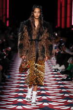 ミュウミュウ 2020年秋冬コレクション、心ときめくチャーミングな装い｜写真45