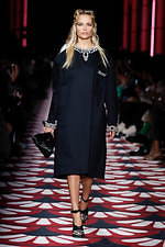 ミュウミュウ 2020年秋冬コレクション、心ときめくチャーミングな装い｜写真55