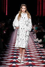 ミュウミュウ 2020年秋冬コレクション、心ときめくチャーミングな装い｜写真56