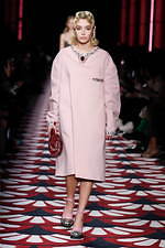 ミュウミュウ 2020年秋冬コレクション、心ときめくチャーミングな装い｜写真57