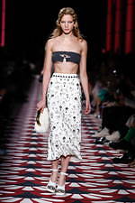 ミュウミュウ 2020年秋冬コレクション、心ときめくチャーミングな装い｜写真58