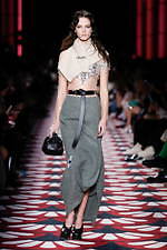 ミュウミュウ 2020年秋冬コレクション、心ときめくチャーミングな装い｜写真59