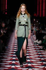 ミュウミュウ 2020年秋冬コレクション、心ときめくチャーミングな装い｜写真61