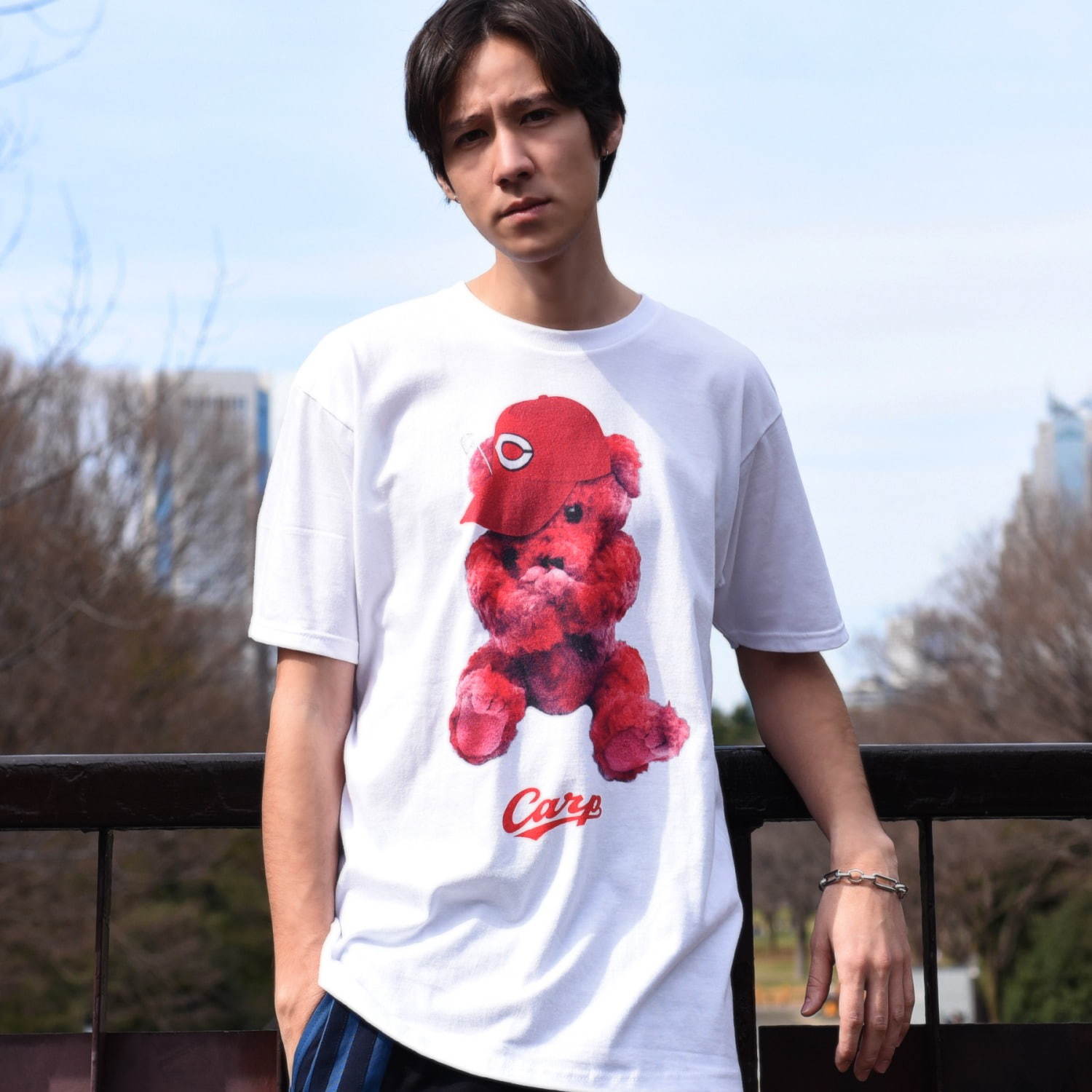 広島カープ×ランド バイ ミルクボーイ“カープ女子”グラフィックのTシャツ＆真っ赤なくまバッグ｜写真1