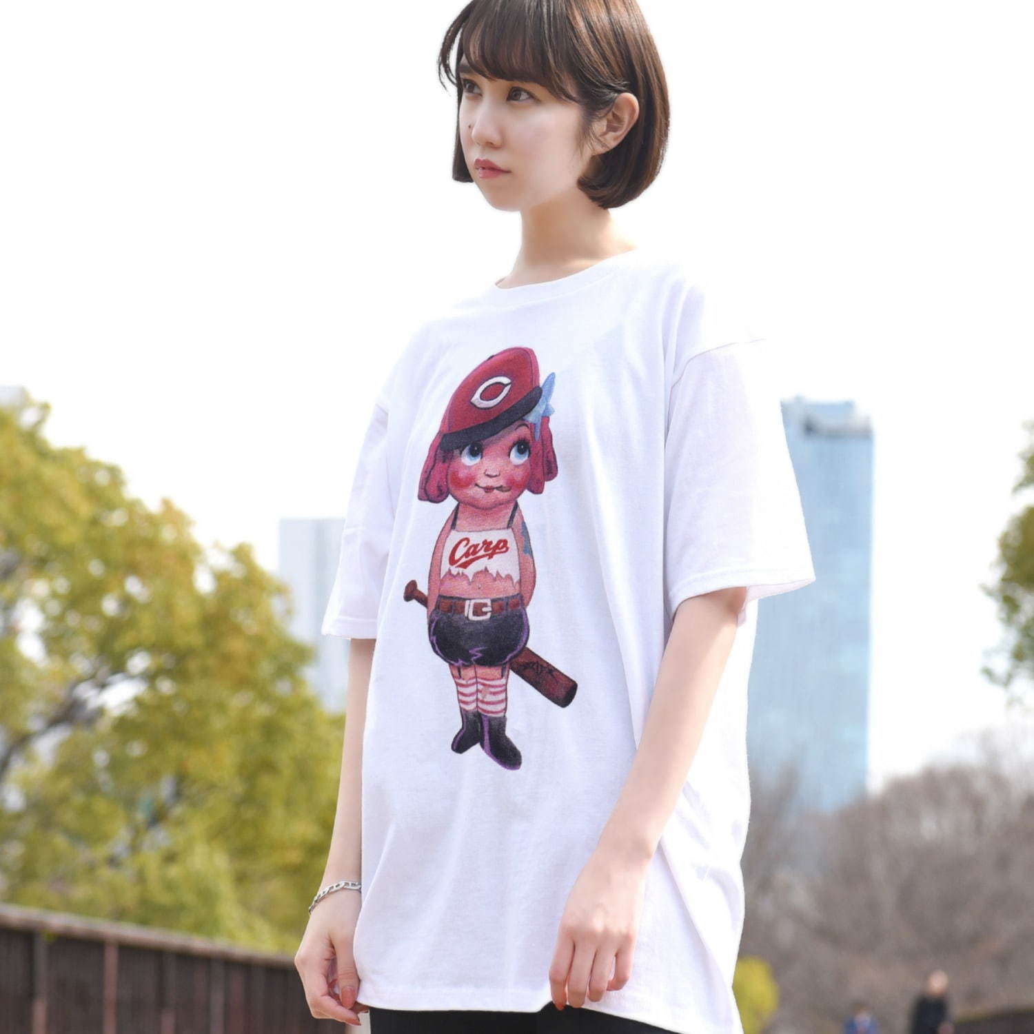 広島カープ×ランド バイ ミルクボーイ“カープ女子”グラフィックのTシャツ＆真っ赤なくまバッグ｜写真4