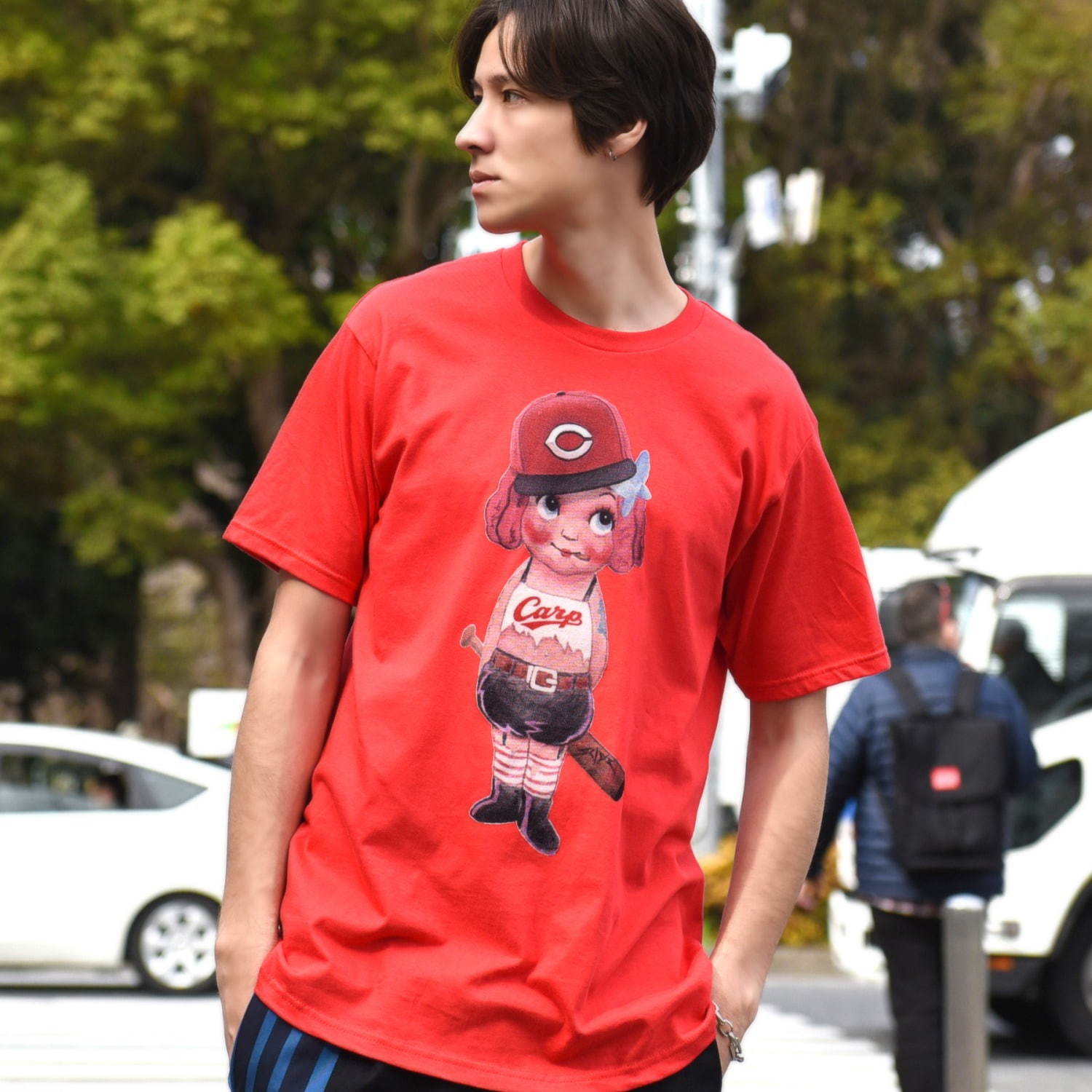 広島カープ×ランド バイ ミルクボーイ“カープ女子”グラフィックのTシャツ＆真っ赤なくまバッグ｜写真3