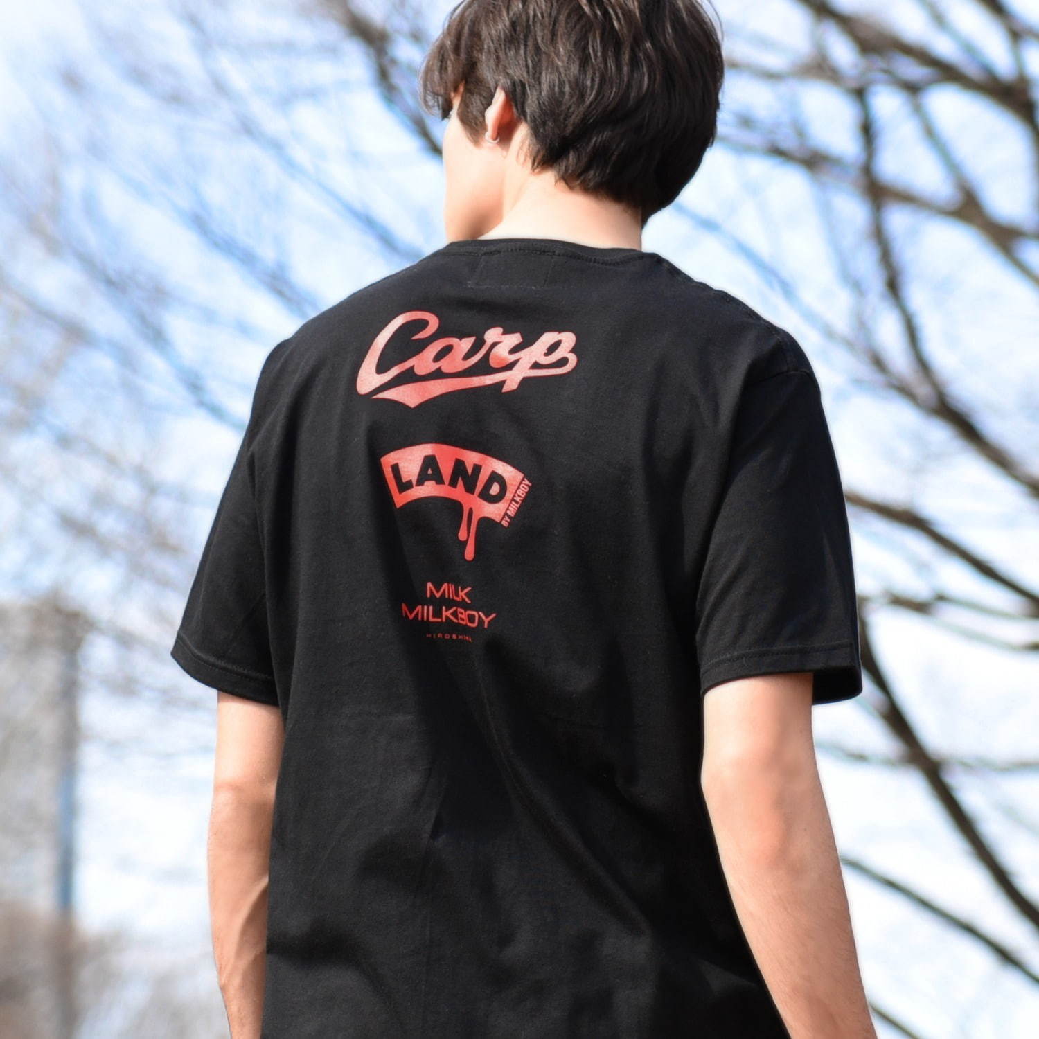 広島カープ×ランド バイ ミルクボーイ“カープ女子”グラフィックのTシャツ＆真っ赤なくまバッグ｜写真5