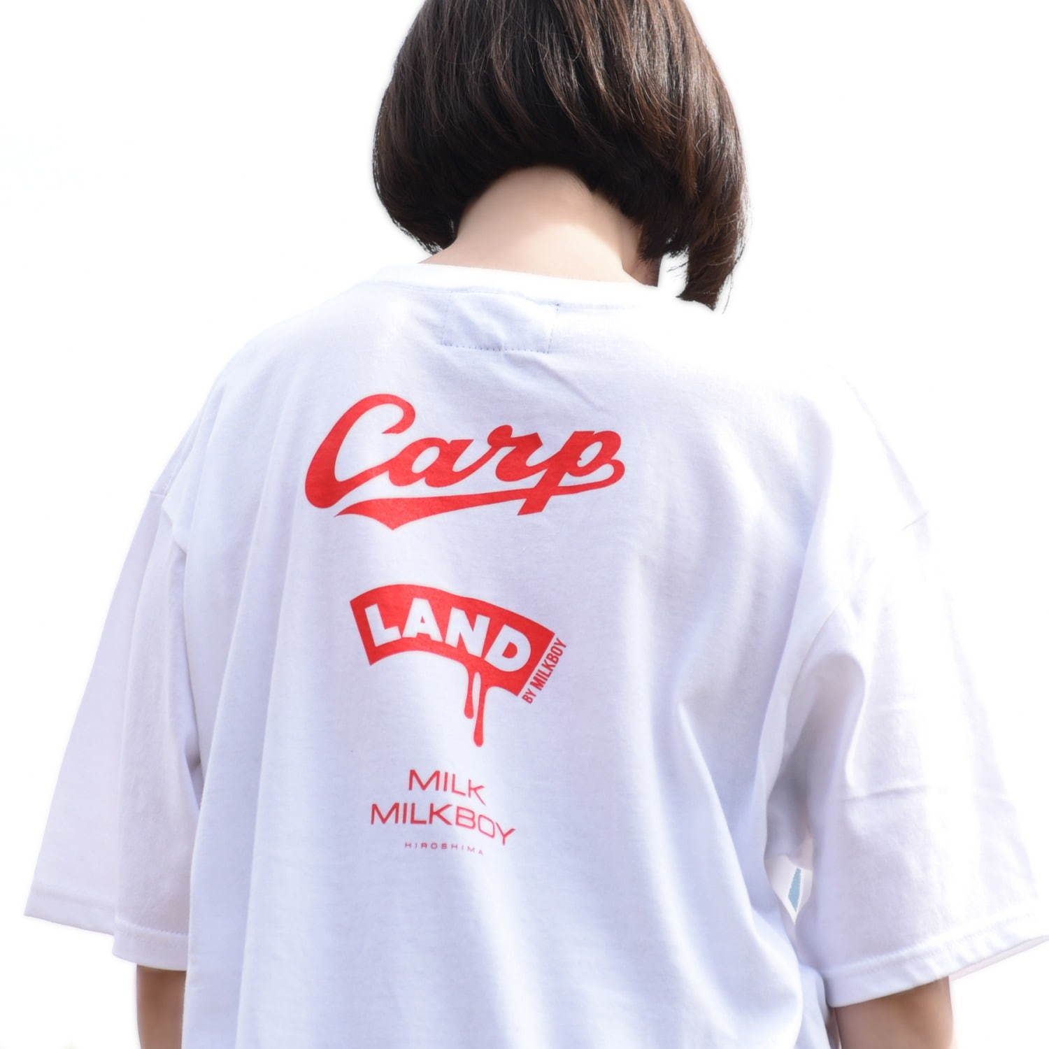 広島カープ×ランド バイ ミルクボーイ“カープ女子”グラフィックのTシャツ＆真っ赤なくまバッグ｜写真6