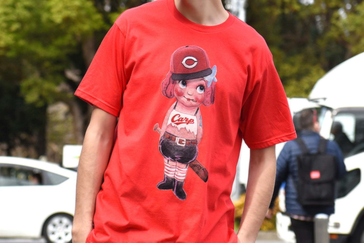 広島カープ×ランド バイ ミルクボーイ“カープ女子”グラフィックのTシャツ＆真っ赤なくまバッグ
