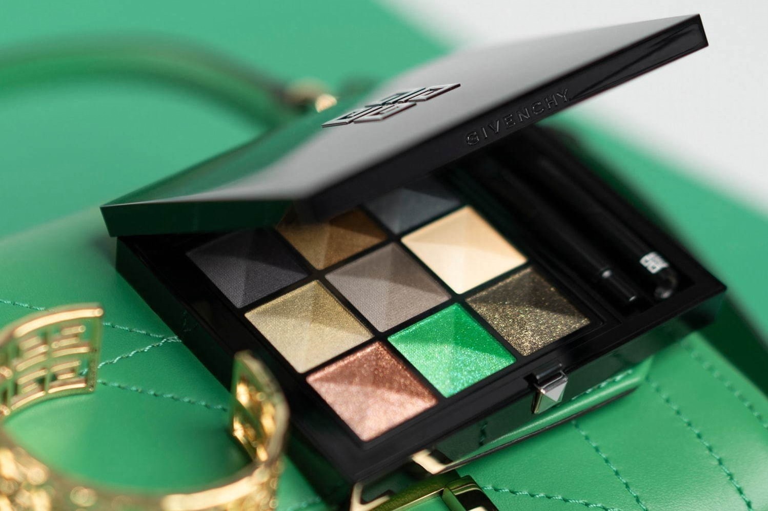 エメラルドグリーン｜「抜け感グリーン」アイシャドウで脱定番メイク、デパコス・プチプラおすすめ春色アイカラー